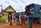 Satgas Yonif 143/TWEJ Pererat Kedekatan dengan Warga Papua Selatan Lewat Aksi Berbagi Kasih di Gereja Kampung Tanas